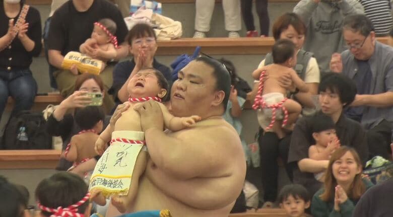 赤ちゃんも土俵入り　御嶽海の“高い高い”に感動　出羽海部屋の木曽合宿で初　0歳～2歳の40人「お相撲さんからパワーもらった」　名古屋場所は7月12日が初日、御嶽海は「西前頭十一枚目」｜FNNプライムオンライン