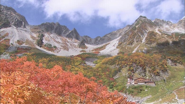 紅葉の北アルプス涸沢からの帰路に約100メートル滑落　動けなくなった東京の54歳女性を救助　右腕を負傷か｜FNNプライムオンライン