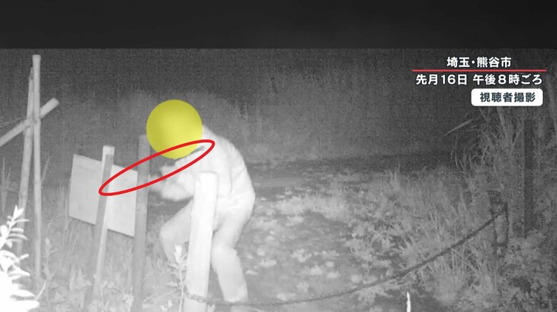 鉄の棒を持ち上げカメラに投げつける人影