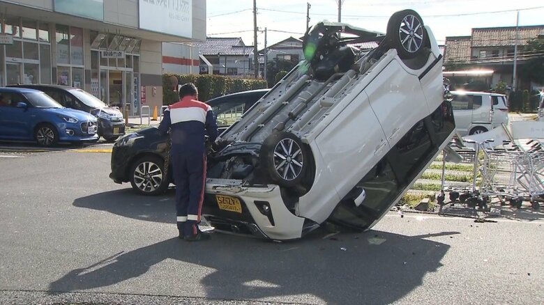 事故が起きたスーパーの駐車場(6日午後2時過ぎ 千葉・浦安市)