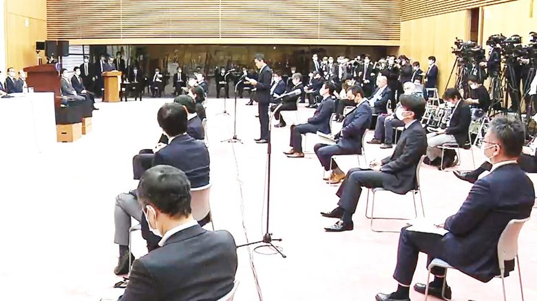 記者会見では記者たちもソーシャル・ディスタンスを取って臨んだ