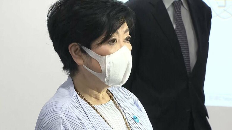 「太陽電池」を視察する小池知事（25日 電気通信大学）