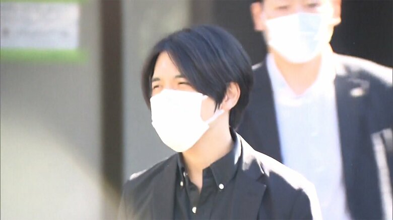 横浜市の自宅マンションを出る小室圭さん(10月)