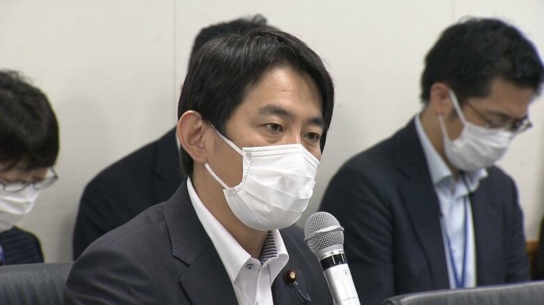 第一回経済安全保障法制に関する有識者会議で発言する小林経済安保相（25日）