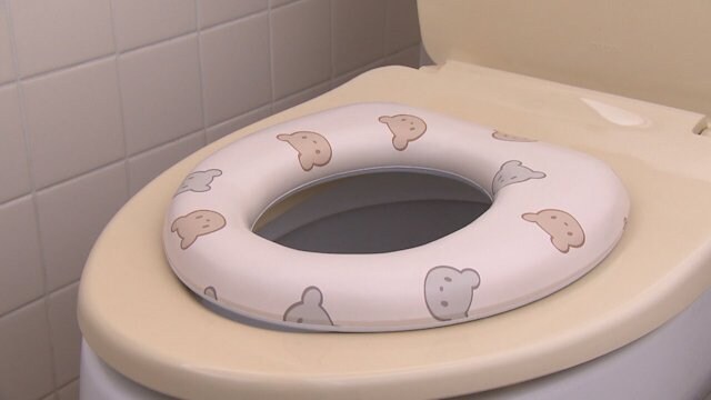 大人用のトイレに補助便座を使用