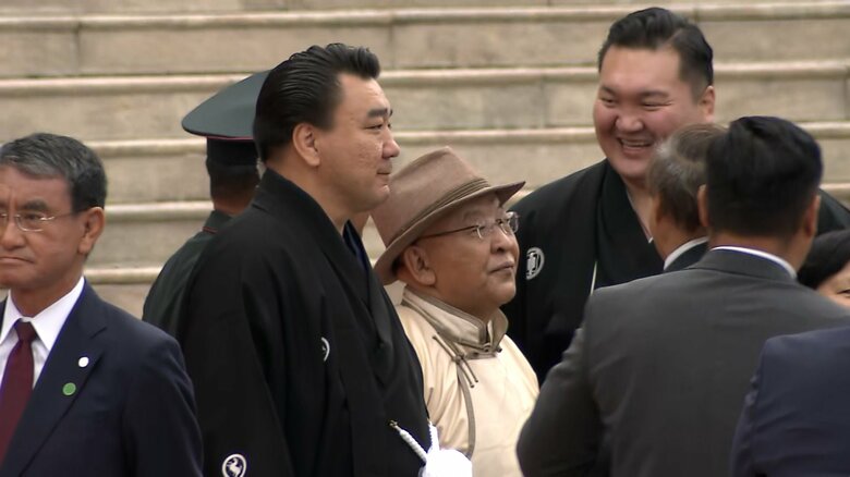スフバートル広場には両陛下を歓迎し大相撲の元横綱　白鵬・日馬富士・朝青龍が姿を見せた