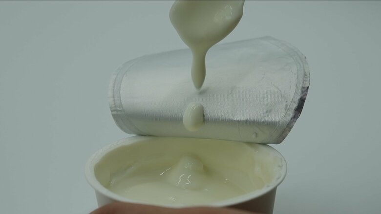 フタの上からヨーグルトをかけても、サラサラと流れていく（提供：東洋アルミニウム）