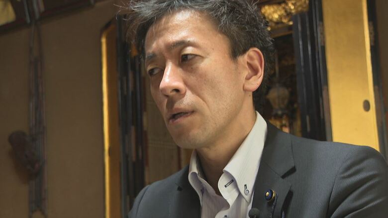 インタビューに応じる丸山被告（2022年取材）