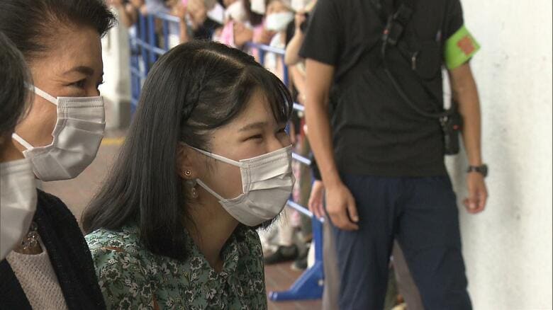 愛子さまは子供たちに笑顔で「宿題もいっぱいありますか」と質問された