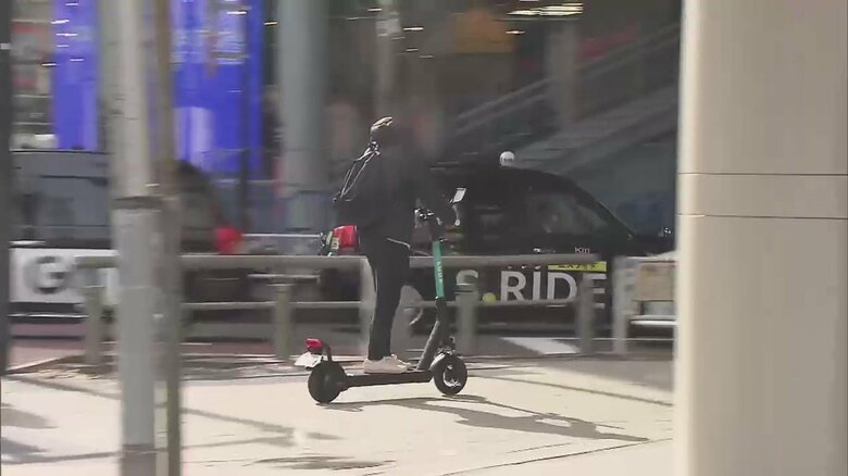 取材中も、歩道走行をする電動キックボードが見られた（10日 渋谷区）