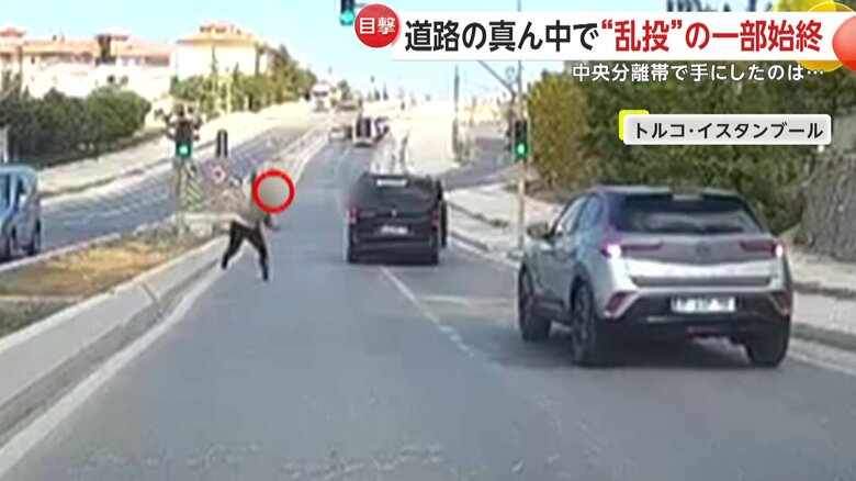 中央分離帯から石を拾い、後続車に投てきした片方の運転手