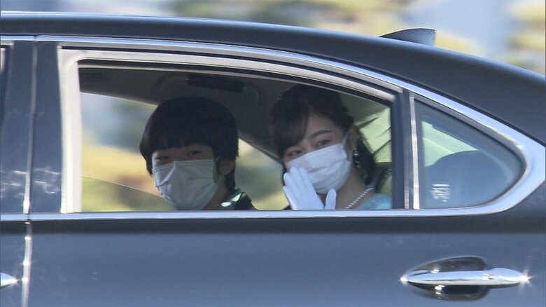 皇居に到着された佳子さまと悠仁さま（午後9時半ごろ）