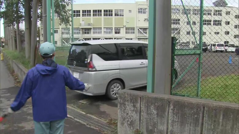 子どもを迎えに来る保護者