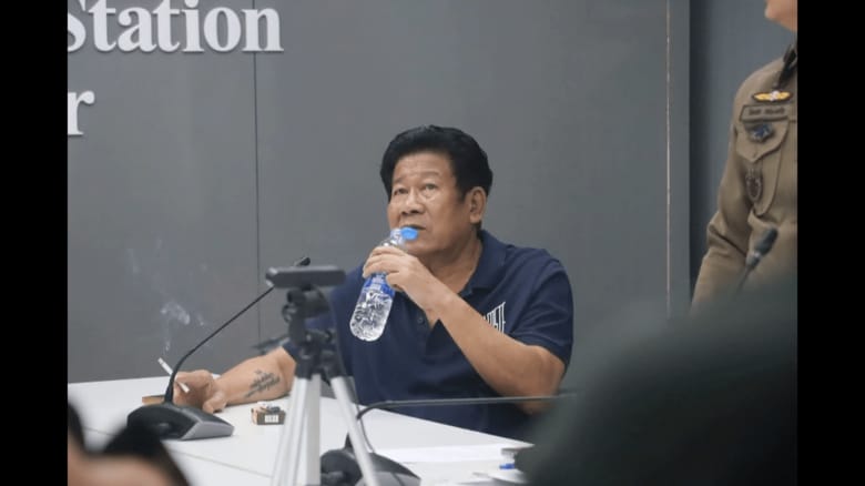 事情聴取中にタバコを吸う元国会議員の容疑者