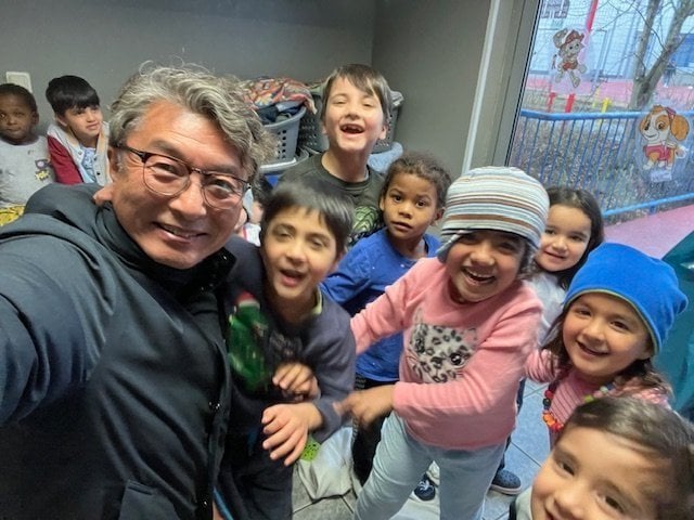 子どもの笑顔が厳しい現実を忘れさせてくれる（左は筆者）