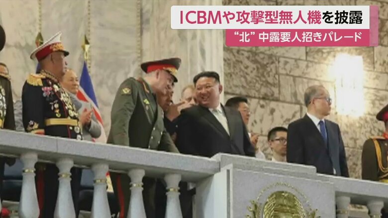 ショイグ国防相と向き合い、笑顔を見せる金正恩総書記