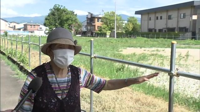かつて住んでいた場所を案内する白田さん