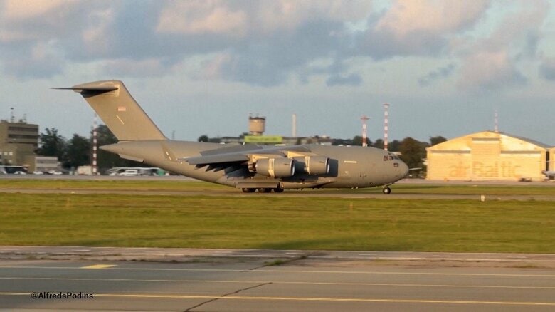ラトビアのリガに到着した、ラトクリフ長官を乗せたとみられる米空軍のC-17大型輸送機（2026年8月25日）
