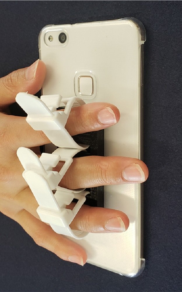 スマホの背面のバンドで指を固定（画像提供：東京医科歯科大学大学院医歯学総合研究科　藤田浩二氏）