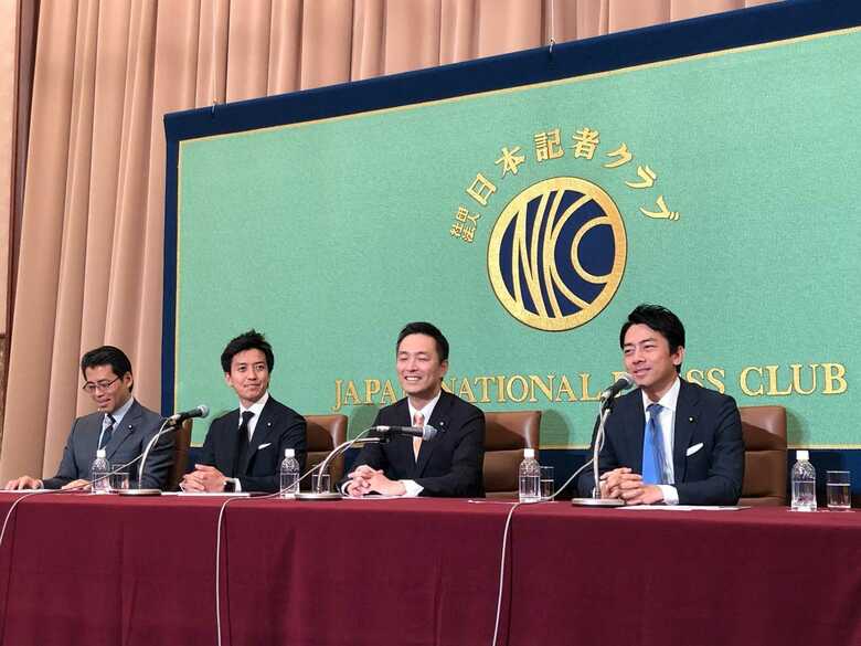 日本記者クラブで会見した小泉進次郎議員ら