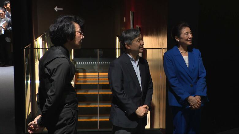 石黒浩教授から説明を受けられる天皇皇后両陛下