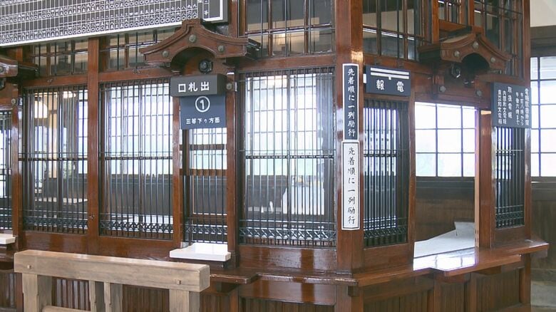 切符販売所の窓口には鉄格子が新たに設置