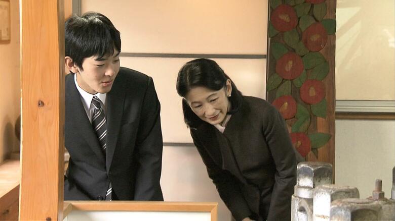 「椿油」の精製工程をご覧になる紀子さま・悠仁さま