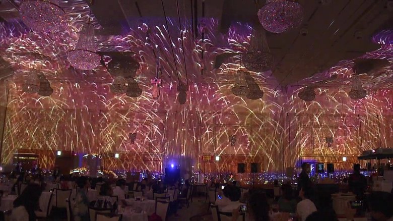 ホテルの宴会場全面に広がる「打ち上げ花火」…コロナ禍の「夏祭り」 縁日のコーナーも