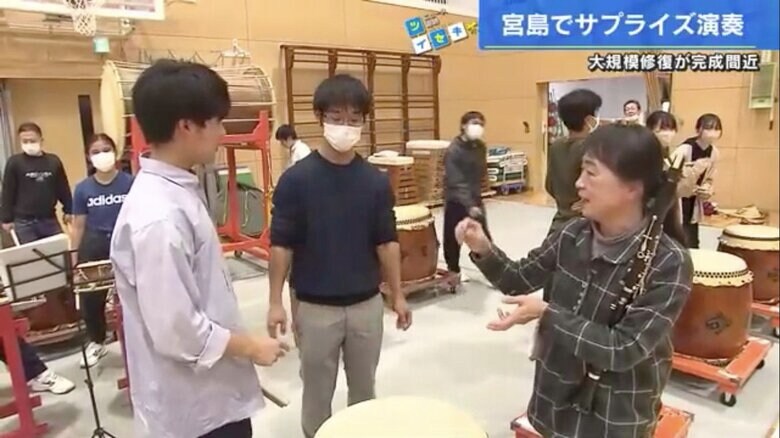 宮島太鼓のパートを確認する楽団の本田さん（右）