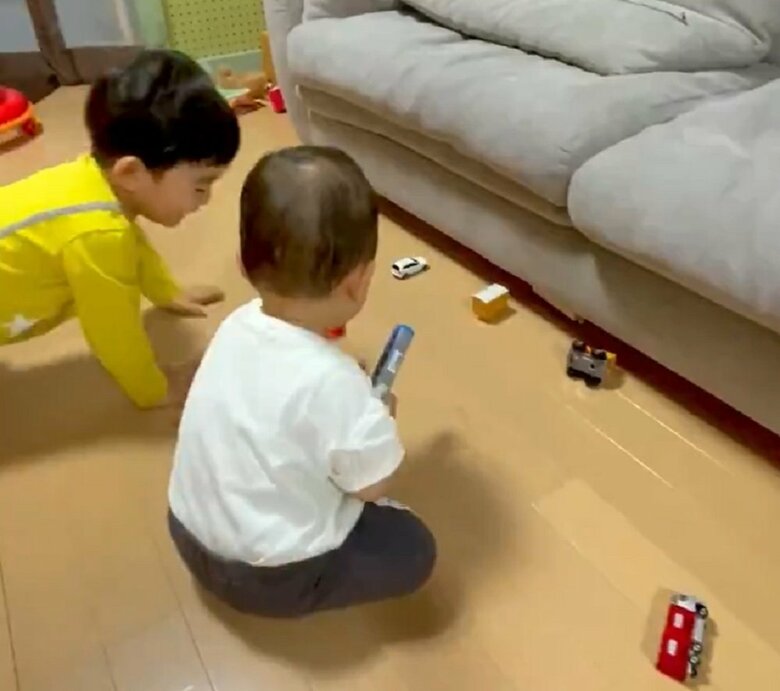 一気に取り出されたおもちゃに喜ぶ子どもたち