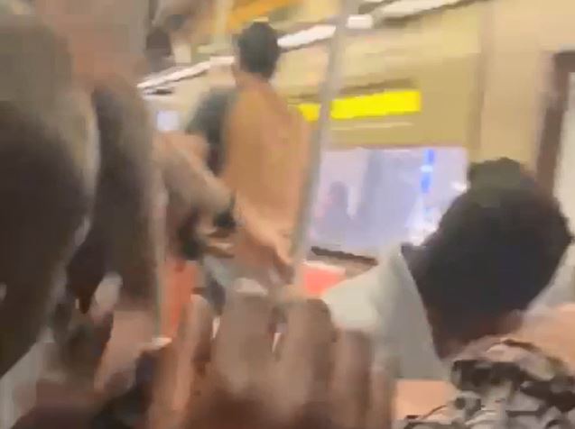 ホームが近づく中、車内はパニックに　