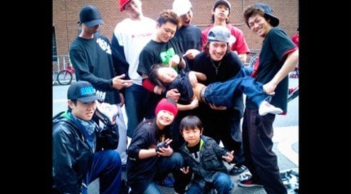 先輩ダンサーに囲まれるShigekix（右下）