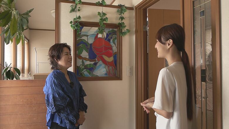 玄関に飾られたオウムのステンドグラス