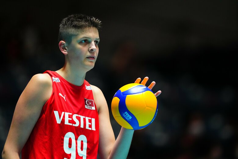 オポジットのエブラル・カラクルト