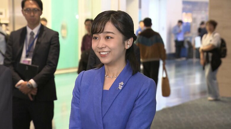 ロイヤルブルーのスーツ姿で羽田空港に到着された