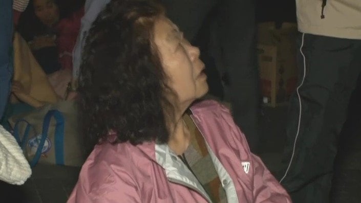 地面に座り込んでいた、佐々木君代さん