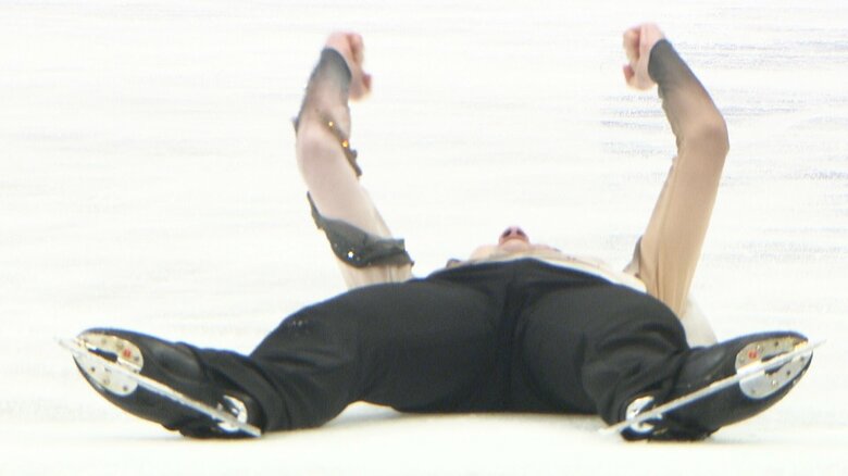 演技後、中田はうつぶせになってガッツポーズ