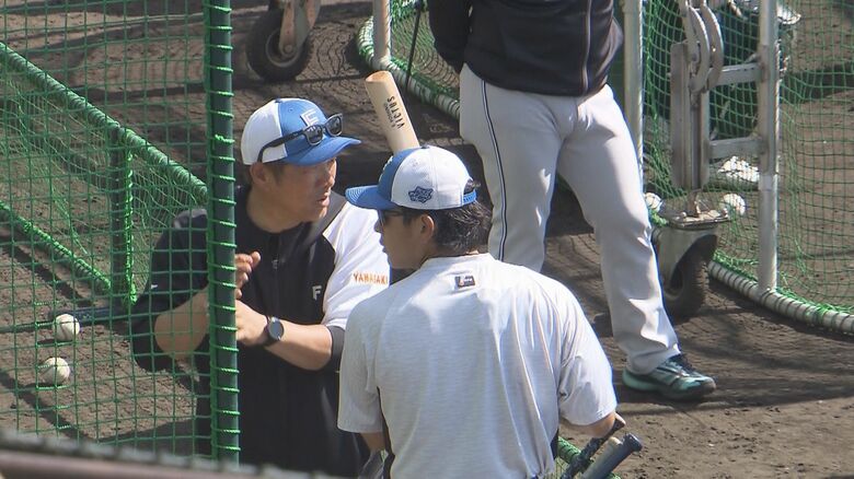 野村佑希選手にバッティング指導をする山崎武司氏