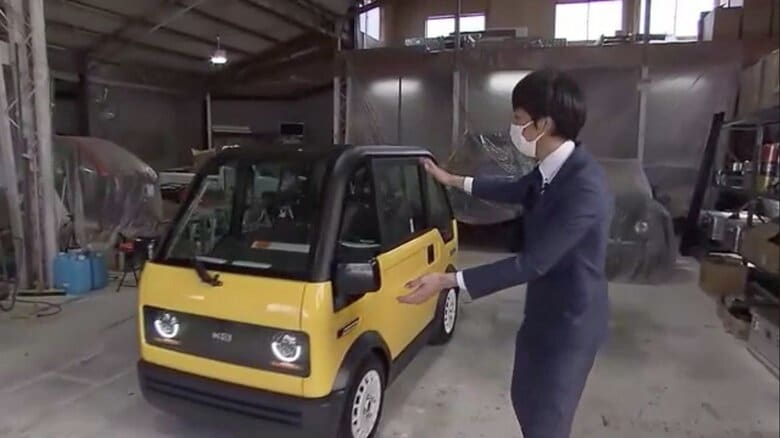 「超小型EV」を取材する五十川記者