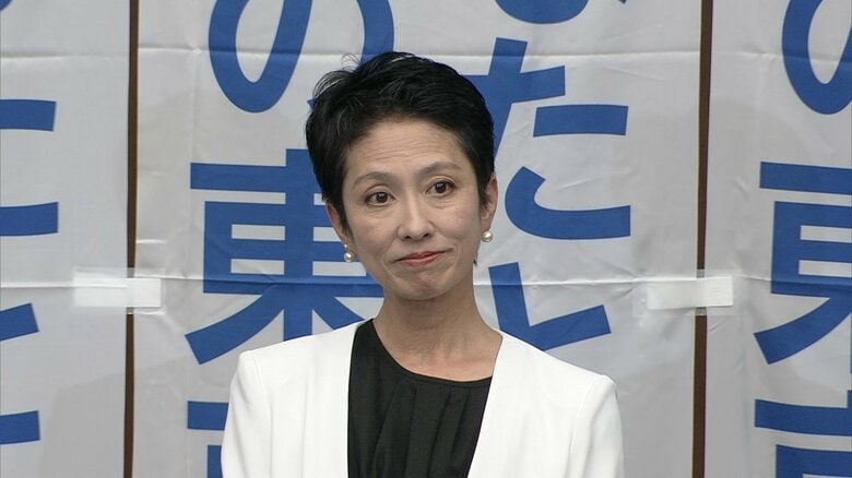 小池氏の3期目が当選確実となった後の蓮舫氏の様子…目には涙？（7日午後8時過ぎ）