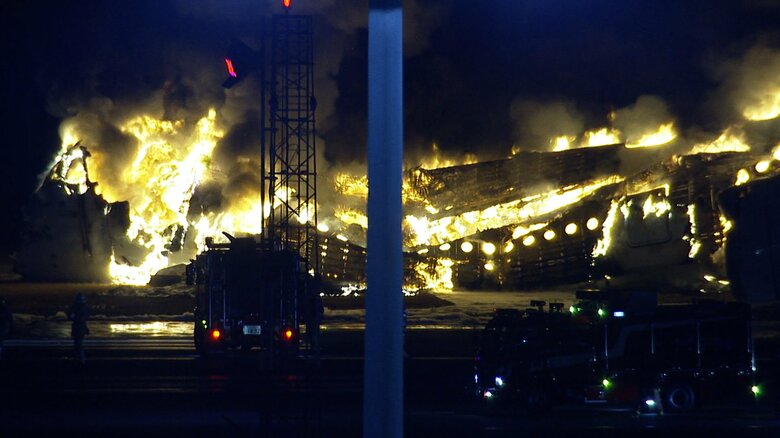 羽田空港で炎上する日航機