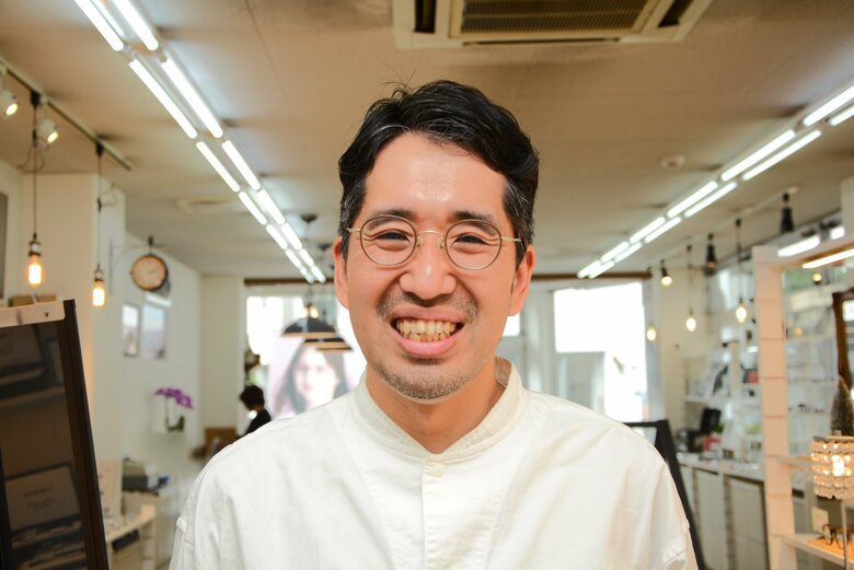 坂田さんに「ちょうどいいサイズ感」と言われた筆者のメガネ