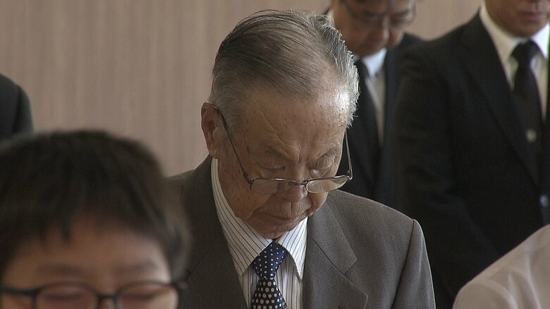 献花式で黙祷を捧げる臼井さん