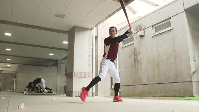 バッティング練習をする寳投手　投打で活躍する選手に