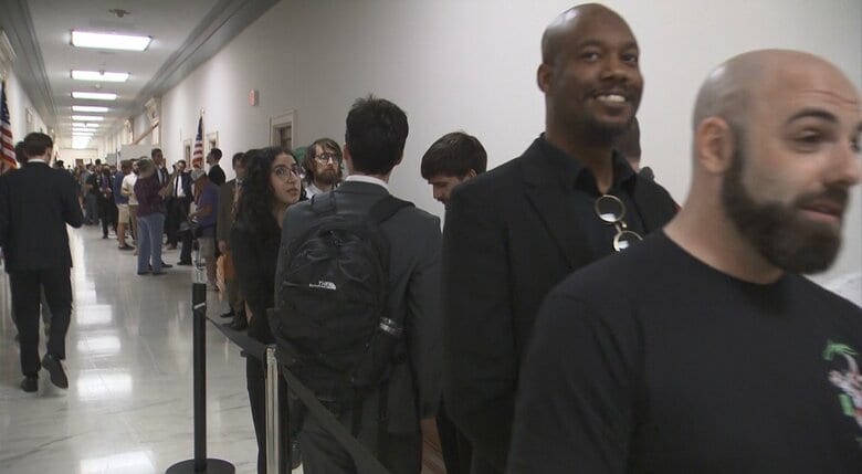 公聴会の会場には傍聴を希望する大勢の人が集まった