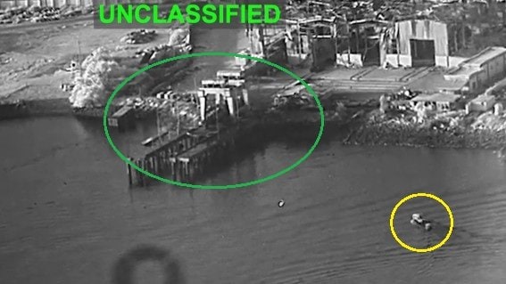 イランの潜水艦及び軍用艇整備施設（緑丸）を攻撃する米海軍自爆無人艇（黄丸）（2026年7月）