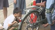 安全点検や反射板等が重要…子育て世代を対象に自転車の交通事故防止のための講習会 警察官が家族連れにレクチャー