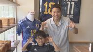 サッカーW杯で大活躍の浅野拓磨選手 著書と食パン購入者とふれあう…オーナー務めるパン店でファンと交流【三重発】
