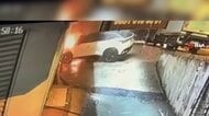 車がガードレール突き破り店に突っ込む　ボンネット付近から火の手　近隣住民による救出劇で運転手は命に別条なし　トルコ