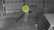 防犯カメラが捉えた犯行の一部始終 40kgの重さにヨロヨロしつつも…わずか5分で鉄板2枚を窃盗
